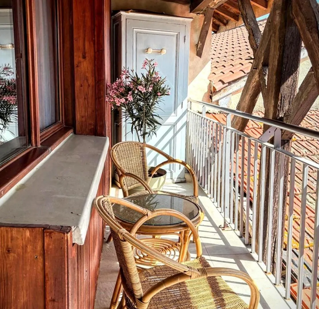 Le Clos Des Roses Pérouges Couette-café
