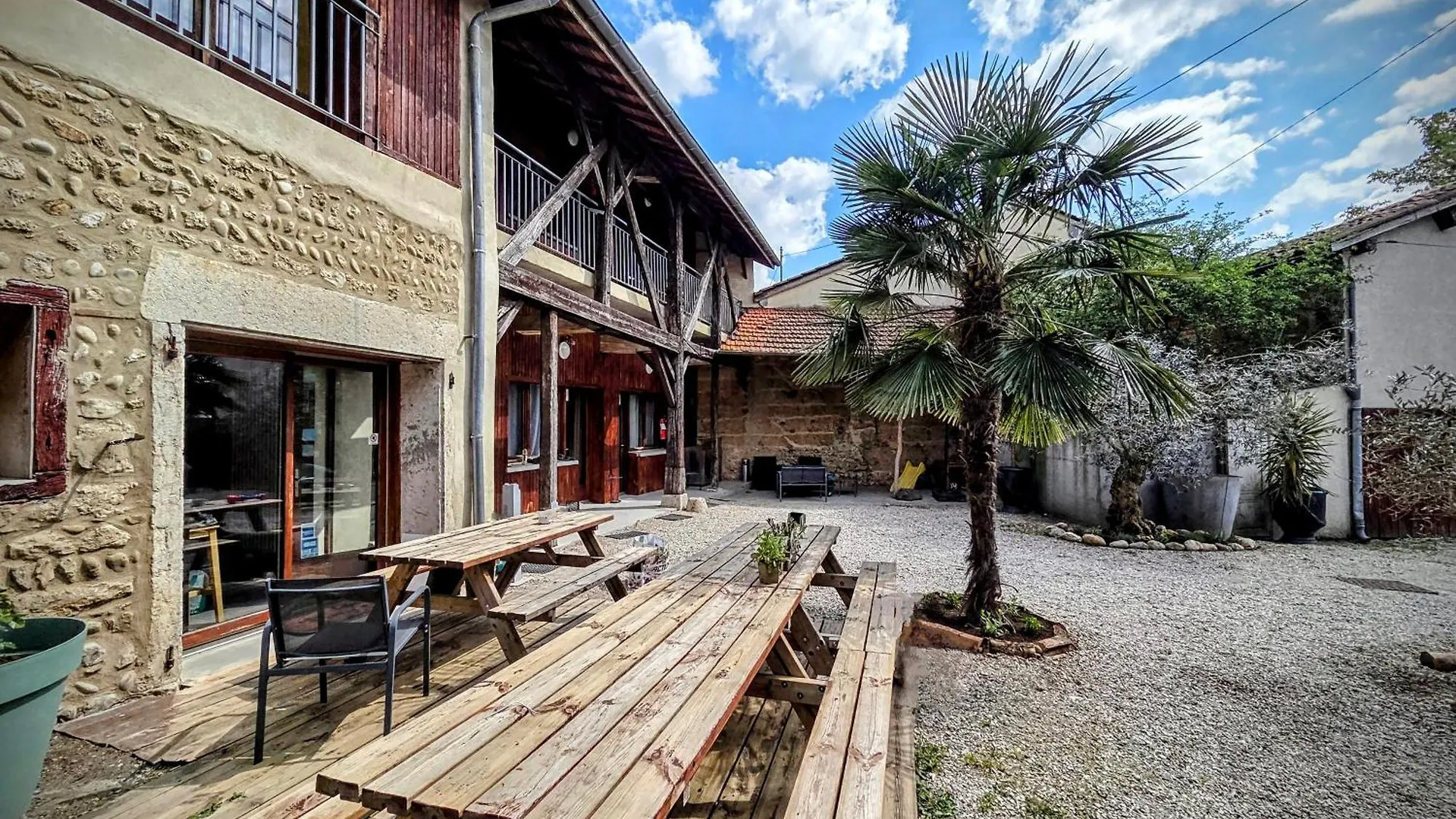 Le Clos Des Roses Pérouges Couette-café